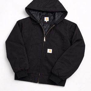Può includere: Giacca nera con cappuccio, chiusura a zip, polsini a coste e una piccola toppa quadrata con logo. La giacca ha una fodera trapuntata e un cappuccio con coulisse. Un capo di abbigliamento esterno pratico ed elegante.