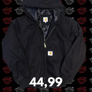 Può includere: Giacca nera con cappuccio, chiusura a zip e un piccolo logo quadrato sul petto. La giacca ha una fodera trapuntata e un cappuccio con coulisse. Il testo "44,99" è visualizzato in bianco nella parte inferiore dell'immagine.