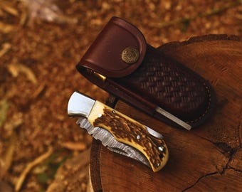 鹿の角のハンドルが付いた手作りのダマスカス鋼ポケットナイフ、折りたたみ式ハンティングナイフ、男性へのカスタム刻印ギフト、アウトドアキャンプツール