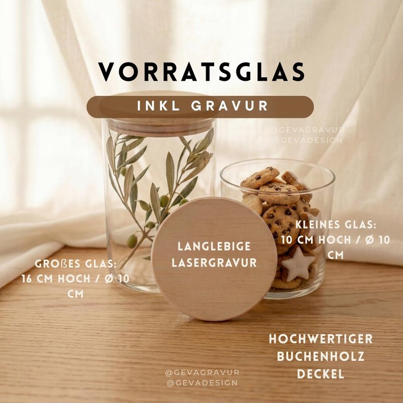 Op de afbeelding: Een heldere glazen pot met een houten deksel, gevuld met olijftakken, naast een kleiner glas gevuld met koekjes. De tekst op de afbeelding luidt "VORRATSGLAS INKL GRAVUR" en "GROBES GLAS: 16 cm hoog / &Oslash; 10 cm". Een houten deksel staat voor de glazen.