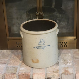 Pot en grès ancien de 5 gallons à glaçure salée, couleur cobalt, motif abeille et ailes de la mort.