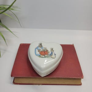 Vintage Wedgwood Peter Rabbit Heart-Shaped w Lid Trinket Box Beatrix Potter
