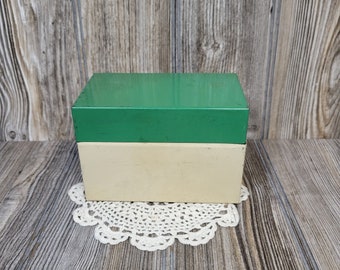 Boîte à recettes vintage en métal vert et beige pour la cuisine de campagne