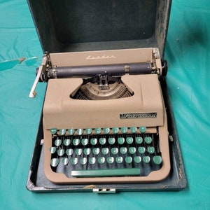 Vintage Underwood Leader Manual Typewriter, Green Keys, 1953? With Case