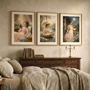 Può includere: Tre stampe artistiche incorniciate raffiguranti donne in scene d'epoca. Una mostra una donna in una camera da letto, un'altra in barca su un lago e la terza su un balcone di notte. Le cornici sono marrone chiaro e l'opera d'arte ha un'estetica morbida e romantica.