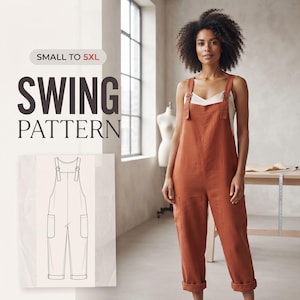 Puede incluir: Un mono de color óxido con tirantes anchos y bolsillos laterales, usado sobre una blusa color crema. La imagen incluye el texto SMALL TO 5XL SWING PATTERN y un dibujo técnico de líneas del mono que muestra la vista frontal y los bolsillos.