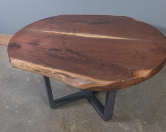 Mesa de centro redonda de madera, mesa auxiliar, mesa de centro con borde natural, mesa de centro rústica de mediados de siglo, muebles hechos a mano, mesa de centro de madera