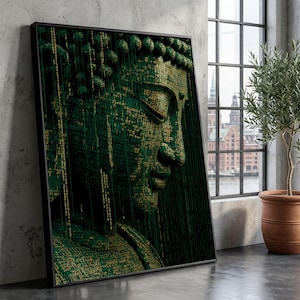 Może przedstawiać: Oprawiony wydruk artystyczny przedstawiający szczegółowe przedstawienie posągu Buddy. Grafika jest renderowana w odcieniach zieleni i złota, a obraz składa się ze skomplikowanego kodu cyfrowego. Spokojna twarz Buddy jest w profilu, na ciemnym tle.