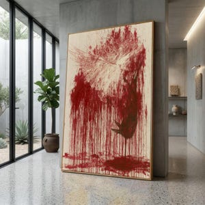 以下が含まれることがあります： 明るいクリーム色の背景に、深い赤色の絵具が垂直に滴り落ちる抽象的な構図が描かれた、大きな長方形の額入りウォールアート。絵具の塗り方は、下部で密度が高く、質感のある層状の効果を生み出しています。