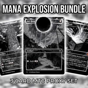 Puede incluir: Imagen en blanco y negro de un conjunto de 3 cartas proxy MTG. Las cartas están etiquetadas como "Grim Monolith", "Sol Ring" y "Mana Vault". El texto "MANA EXPLOSION BUNDLE" y "3 CARD MTG PROXY SET" se muestra arriba y abajo.
