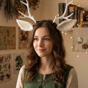 Diadema de cuernos de ciervo blancos con orejas peludas | Disfraz de fauno de fantasía | Tocado de criatura del bosque | Accesorio de disfraz cottagecore