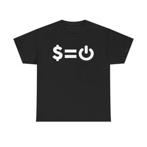 Puede incluir: Camiseta negra con un gráfico blanco. El gráfico presenta un signo de dólar, un signo igual y un símbolo de botón de encendido. El diseño está centrado en la parte delantera de la camiseta.