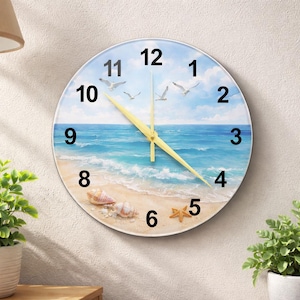 Può includere: Orologio da parete rotondo con una scena di spiaggia. Il quadrante presenta un oceano blu, nuvole bianche e gabbiani. Le lancette dell'orologio sono dorate, con conchiglie e una stella marina in basso. I numeri sono neri.