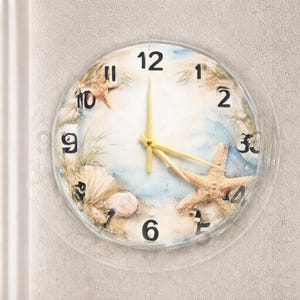 Dimmig tallskogsklocka i glaskonst - Minimalistisk naturinspirerad väggdekoration - Tyst cirkulär klocka för moderna interiörer