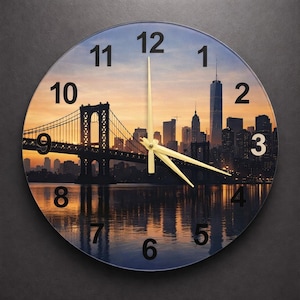 Può includere: Orologio da parete rotondo con una vista della città di New York al tramonto. Il quadrante mostra un ponte e lo skyline della città con i numeri da 1 a 12. Le lancette dell'orologio sono beige chiaro.