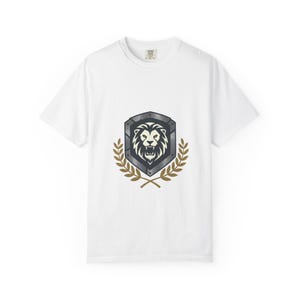 T-shirt con stemma del leone — Maglietta con scudo araldico del leone e corona d'alloro