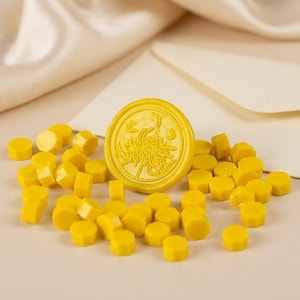 Puede incluir: Un juego de tres tazas de cerámica con un acabado mate moteado. Las tazas son en tonos crema, gris claro y gris oscuro. Cada taza tiene un diseño simple y minimalista, perfecto para café o té.