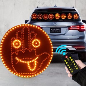 Puede incluir: Un accesorio de coche LED naranja con un diseño de gesto de mano y un juego de luces estilo emoji para la luneta trasera. Se utiliza un mando a distancia para controlar las luces.