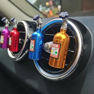 Ambientador para coche con forma de botella / Difusor con clip para rejilla de ventilación con aroma a limón / Accesorio de decoración interior