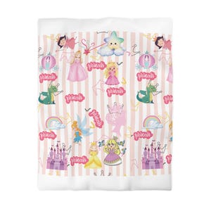Puede incluir: Una tela blanca con un patrón repetitivo de rayas verticales rosas y varias ilustraciones que incluyen princesas, castillos, carruajes, dragones, arcoíris, estrellas y coronas, con la palabra princess escrita en una letra cursiva rosa.