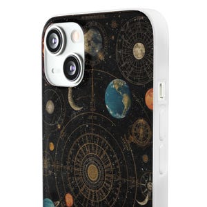 Può includere: Una custodia per telefono bianca e nera con un design a mappa celeste. La custodia presenta un'illustrazione dettagliata di pianeti, stelle e costellazioni in oro e bianco su sfondo nero. Il testo "ASTRONSHATTER" è visibile in alto.
