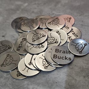 Peut inclure: Un tas de jetons métalliques argentés avec un motif de cerveau sur un scooter. Les jetons portent les inscriptions "Brain Bucks" et "Bucks". Ils sont disposés sur une surface grise.