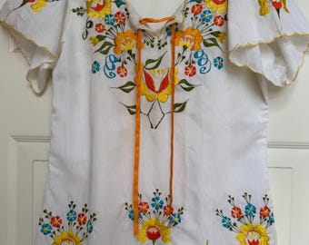 Blusa mexicana bordada a mano de los años 90 en color blanco con listón naranja y bordado multicolor