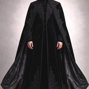 ブラックベルベットのゴシックケープコート – ロイヤル刺繍入りフォーマルウェディングスーツ