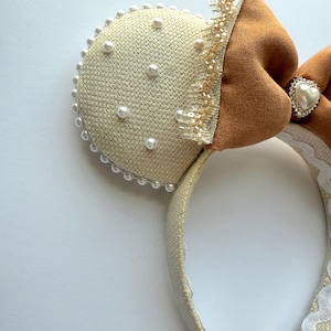 Neutral musöronhårband, pärldetaljerade öron i temapark, beige rosetthårband, neutral accessoar för temaparksoutfit bild 5