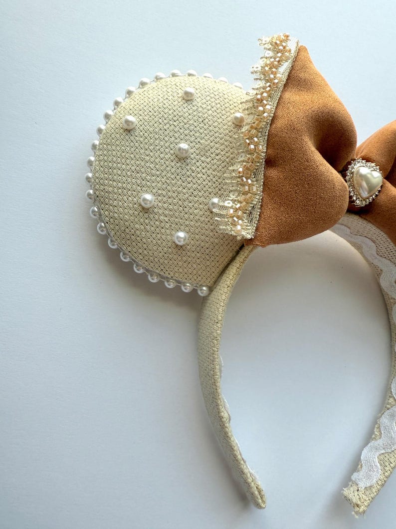 Neutral musöronhårband, pärldetaljerade öron i temapark, beige rosetthårband, neutral accessoar för temaparksoutfit bild 5
