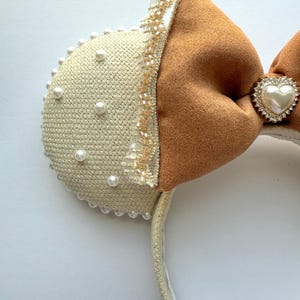Neutral musöronhårband, pärldetaljerade öron i temapark, beige rosetthårband, neutral accessoar för temaparksoutfit bild 4
