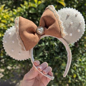 Neutral musöronhårband, pärldetaljerade öron i temapark, beige rosetthårband, neutral accessoar för temaparksoutfit bild 1
