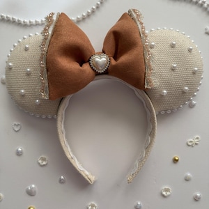 Neutral musöronhårband, pärldetaljerade öron i temapark, beige rosetthårband, neutral accessoar för temaparksoutfit bild 3