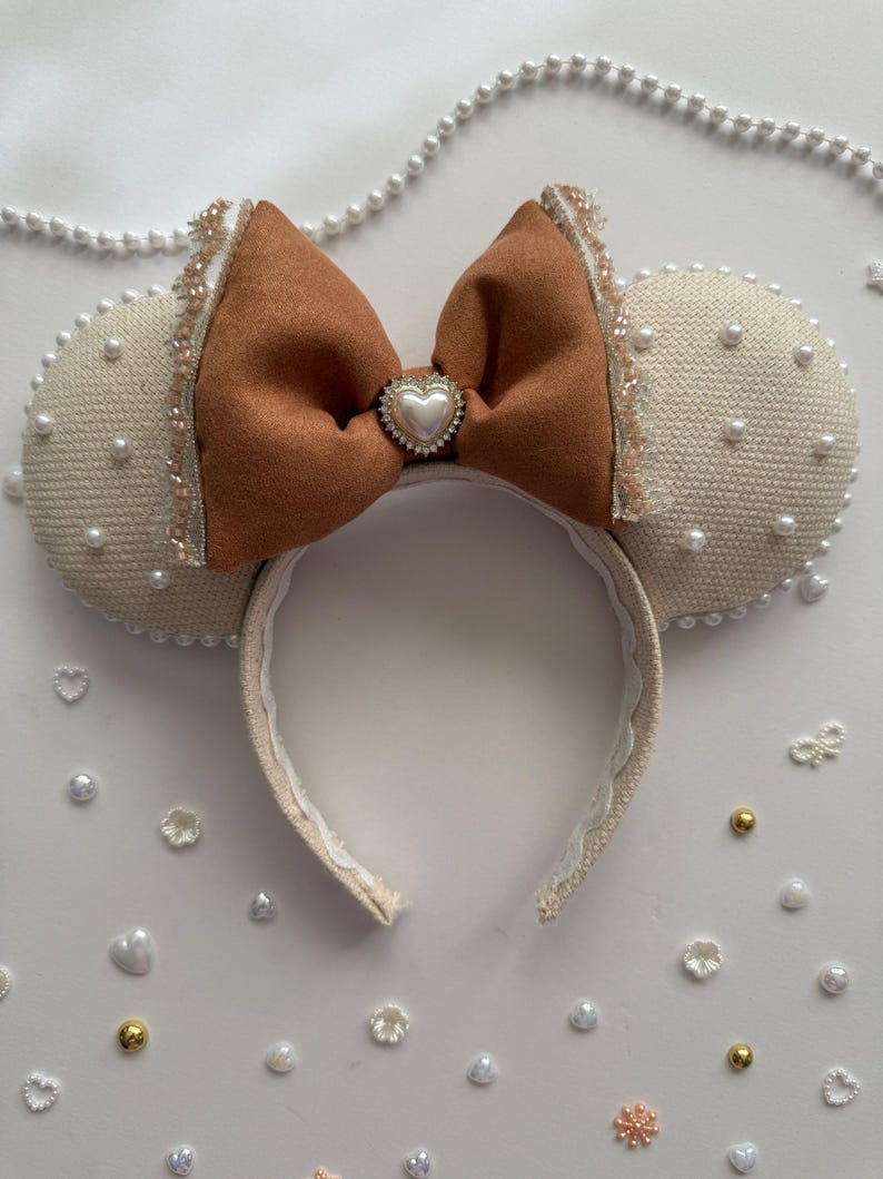 Neutral musöronhårband, pärldetaljerade öron i temapark, beige rosetthårband, neutral accessoar för temaparksoutfit bild 3
