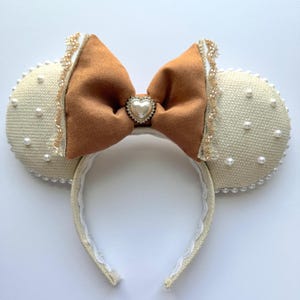 Neutral musöronhårband, pärldetaljerade öron i temapark, beige rosetthårband, neutral accessoar för temaparksoutfit bild 2