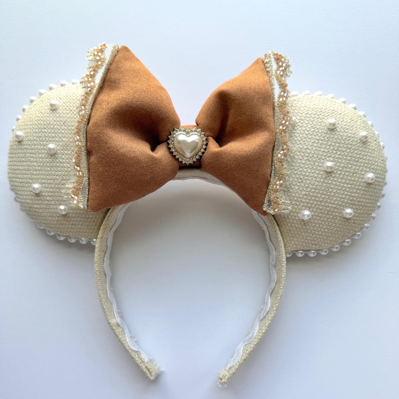 Neutral musöronhårband, pärldetaljerade öron i temapark, beige rosetthårband, neutral accessoar för temaparksoutfit bild 2