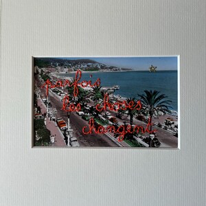 Peut inclure: Une photographie encadrée d'une scène côtière avec des palmiers, des voitures et une plage. Le texte brodé en rouge, "Parfois les choses changent", est cousu sur l'image. Une étoile dorée est dans le coin supérieur droit.