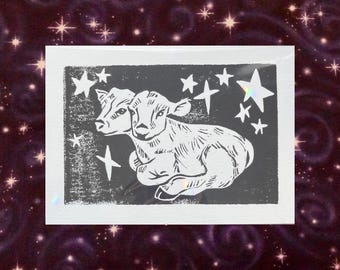 Puede incluir: Una impresión artística rectangular que presenta una ilustración en linóleo blanco de un ternero de dos cabezas descansando sobre un fondo gris oscuro. El ternero está rodeado por varias estrellas blancas de cuatro puntas.