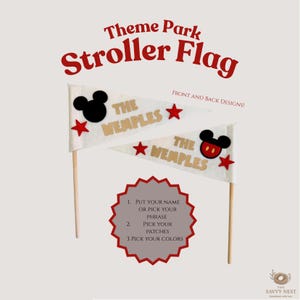 Könnte beinhalten: Zwei weiße Kinderwagenflaggen mit Holzstäben. Jede Flagge zeigt einen schwarzen Mickey Mouse-Kopf, rote Sterne und den Text "THE WEMPLES" in Gold. Die Worte "Theme Park Stroller Flag" sind rot.
