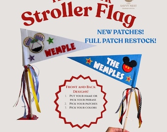 Puede incluir: Dos banderas triangulares de fieltro para cochecito en postes de madera con cintas de colores. Una bandera blanca muestra el nombre WEMPLE y un parche de orejas de ratón. Una bandera azul muestra el nombre THE WEMPLES y un parche de orejas de ratón.