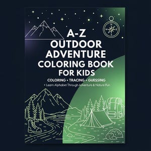 Può includere: Libro da colorare A-Z Outdoor Adventure per bambini. La copertina presenta uno sfondo sfumato blu scuro e verde con illustrazioni bianche di montagne, una bussola, una tenda e uno zaino. Il titolo del libro è in grandi lettere bianche, con il sottotitolo "Colorare, Tracciare, Indovinare".