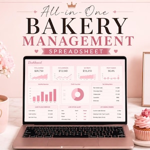Könnte beinhalten: Ein Laptop mit einem All-in-One Bakery Management Spreadsheet Dashboard inklusive Finanzdiagrammen. Das Set enthält eine rosa Tasse mit Herz, einen Cupcake, ein Schild mit der Aufschrift Plan Track Manage Grow und einen Strauß rosa Blumen.