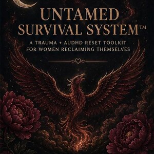 Puede incluir: Portada de libro con el título "UNTAMED SURVIVAL SYSTEM" en letras doradas. La imagen presenta un fénix con las alas extendidas, rodeado de flores rojo oscuro y una luna creciente. El texto dice "A TRAUMA + AUDHD RESET TOOLKIT FOR WOMEN RECLAIMING THEMSELVES."