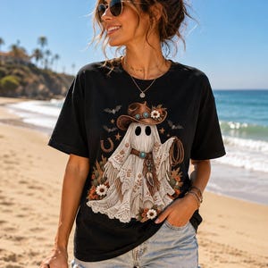 Niedliches, gruseliges Cowgirl-Geister-Shirt (PNG), Western-Boho-Blumenmuster für Halloween (Digitaler Download)