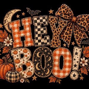 K&ouml;nnte beinhalten: Ein Grafikdesign mit dem Schriftzug HEY BOO! in verschiedenen Mustern wie orangefarbenem Karomuster, schwarz-wei&szlig;em Schachbrettmuster, Leopardenmuster und Himmelsmotiven. Das Design ist von K&uuml;rbissen, Herbstbl&auml;ttern, Sternen und Flederm&auml;usen umgeben.