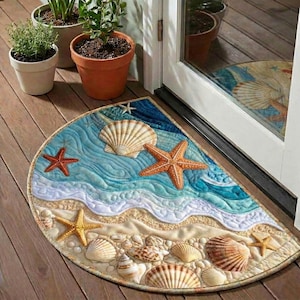 Könnte beinhalten: Handgefertigtes Holzschild mit dem Wort "Welcome" in verspielter Schrift. Das Schild hat eine Used-Optik und ein schlichtes, rustikales Design, ideal für eine Eingangstür. Das rechteckige Schild scheint aus Altholz gefertigt zu sein.