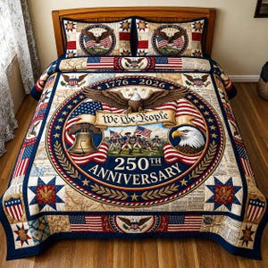 Könnte beinhalten: Ein patriotisches Bettlaken-Set mit zwei Kissenbezügen. Das Design zeigt einen Adler, amerikanische Flaggen und den Text "We the People" und "250th Anniversary". Das Design verwendet die Farben Rot, Weiß und Blau mit Sternen und Streifen.