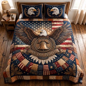 Könnte beinhalten: Ein patriotisches Steppdecken-Set mit einem Design der amerikanischen Flagge, einem Adler, der Liberty Bell und dem Text "We The People". Das Set enthält eine Steppdecke und zwei Kissenbezüge mit Adlerporträts. Die Steppdecke misst ca. 228 cm x 228 cm.