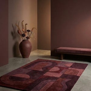 Hand getuftet Burgunder Geometrischer Teppich | Mid Century Moderner Wollteppich | Abstrakter Art Deco Statement-Teppich aus Pflaume und Rot für Wohnzimmer