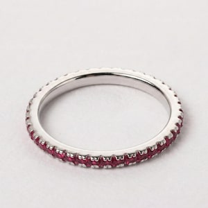 Natuurlijke robijn eternity ring, stapelbare ring van 925 sterling zilver, ronde geslepen roze edelsteen